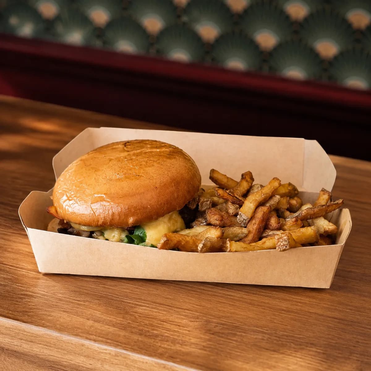 Burger du moment accompagné de frites